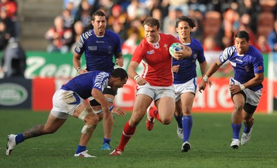 18.09.11 - Wales v Samoa - Rugby World Cup 2011 - Jamie Roberts of Wales takes on Kahn Fotuali'i of Samoa. 