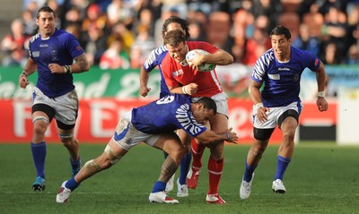 18.09.11 - Wales v Samoa - Rugby World Cup 2011 - Jamie Roberts of Wales takes on Kahn Fotuali'i of Samoa. 