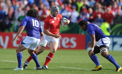 18.09.11 - Wales v Samoa - Rugby World Cup 2011 - Jonathan Davies of Wales takes on Ofisa Treviranus of Samoa. 