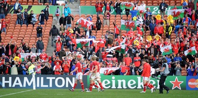 18.09.11 - Wales v Samoa - Rugby World Cup 2011 - Wales players thank the Wales fans. 