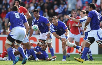18.09.11 - Wales v Samoa - Rugby World Cup 2011 - Kahn Fotuali'i of Samoa gets the ball away. 