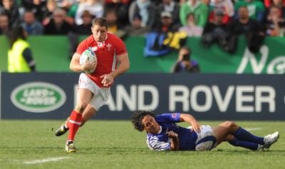 18.09.11 - Wales v Samoa - Rugby World Cup 2011 - Shane Williams of Wales gets through. 