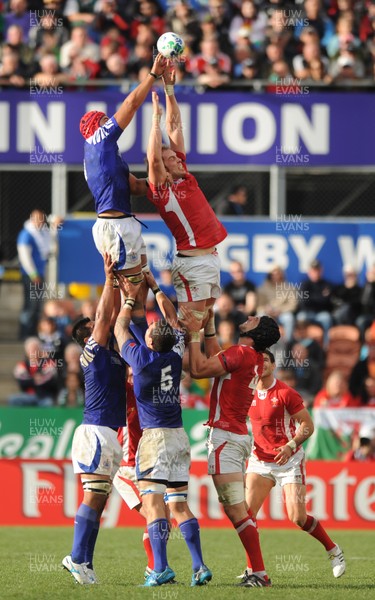 18.09.11 - Wales v Samoa - Rugby World Cup 2011 - Alun Wyn Jones of Wales competes for line-out ball. 