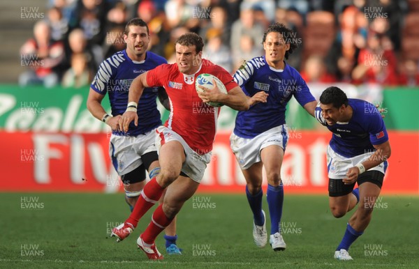 18.09.11 - Wales v Samoa - Rugby World Cup 2011 - Jamie Roberts of Wales gets into space. 
