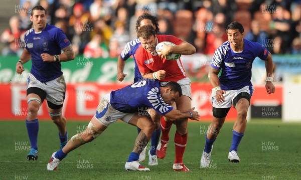 18.09.11 - Wales v Samoa - Rugby World Cup 2011 - Jamie Roberts of Wales takes on Kahn Fotuali'i of Samoa. 