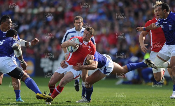 18.09.11 - Wales v Samoa - Rugby World Cup 2011 - Shane Williams of Wales takes on Paul Williams of Samoa. 