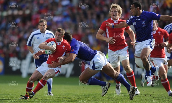 18.09.11 - Wales v Samoa - Rugby World Cup 2011 - Shane Williams of Wales takes on Paul Williams of Samoa. 