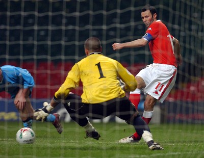 28.03.07 - Euro 2008 Qualifier Wales v San Marino Wales' Ryan Giggs tries to beat 'keeper Aldo Simoncini 
