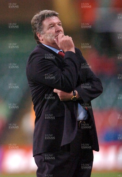 28.03.07 - Wales v San Marino - UEFA Euro 2008 Qualifying Group D - Wales manager, John Toshack 