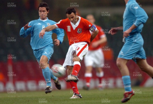 28.03.07 - Wales v San Marino - UEFA Euro 2008 Qualifying Group D - Wales' Ryan Giggs shoots at goal 