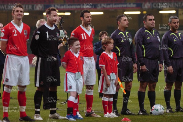 28.03.07 - Wales v San Marino - UEFA Euro 2008 Qualifying Group D - Wales' Ryan Giggs stands with mascots 