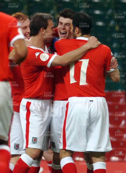 28.03.07 - Euro 2008 Qualifier Wales v San Marino Wales' Gareth Bale (ctr) is congratulated after scoring his sides second goal 