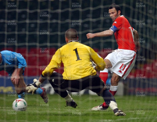 28.03.07 - Euro 2008 Qualifier Wales v San Marino Wales' Ryan Giggs tries to beat 'keeper Aldo Simoncini 