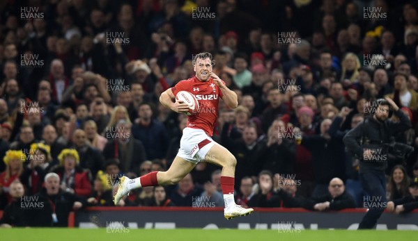 030218 - Wales v Scotland - NatWest 6 Nations 2018 - Gareth Davies of Wales races through to score try