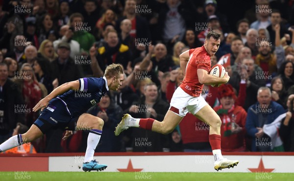 030218 - Wales v Scotland - NatWest 6 Nations 2018 - Gareth Davies of Wales beats Chris Harris of Scotland to score try