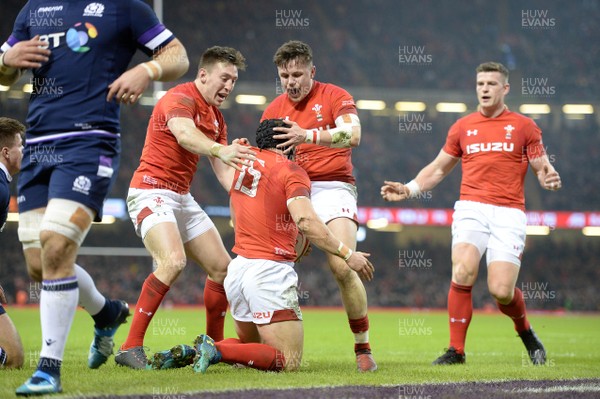 030218 - Wales v Scotland - NatWest 6 Nations 2018 - Leigh Halfpenny of Wales celebrates his try with team mates