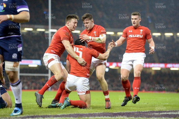 030218 - Wales v Scotland - NatWest 6 Nations 2018 - Leigh Halfpenny of Wales celebrates his try with team mates