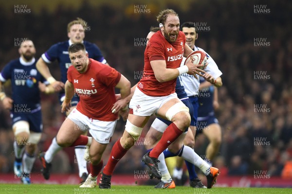 030218 - Wales v Scotland - NatWest 6 Nations 2018 - Alun Wyn Jones of Wales gets into space