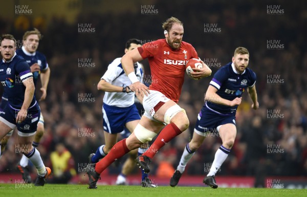 030218 - Wales v Scotland - NatWest 6 Nations 2018 - Alun Wyn Jones of Wales gets into space