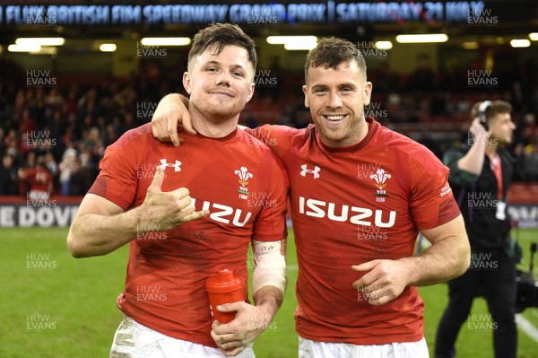 030218 - Wales v Scotland - NatWest 6 Nations 2018 - Steff Evans and Gareth Davies of Wales at the end of the game