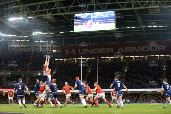 030218 - Wales v Scotland - NatWest 6 Nations 2018 - Alun Wyn Jones of Wales takes line out ball