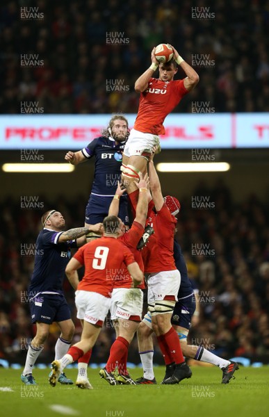 030218 - Wales v Scotland - Natwest 6 Nations - Aaron Shingler of Wales wins the line out