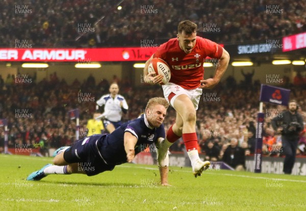 030218 - Wales v Scotland, NatWest 6 Nations - Gareth Davies of Wales beats Chris Harris of Scotland  as he dives in to score try