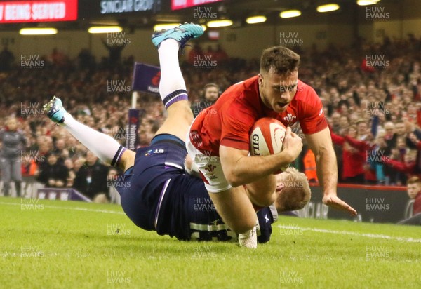030218 - Wales v Scotland, NatWest 6 Nations - Gareth Davies of Wales beats Chris Harris of Scotland  as he dives in to score try