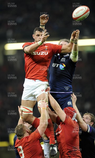 030218 - Wales v Scotland - NatWest 6 Nations - Aaron Shingler of Wales wins clean line out ball 