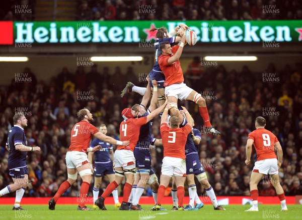 030218 - Wales v Scotland - NatWest 6 Nations - Aaron Shingler of Wales wins line out ball