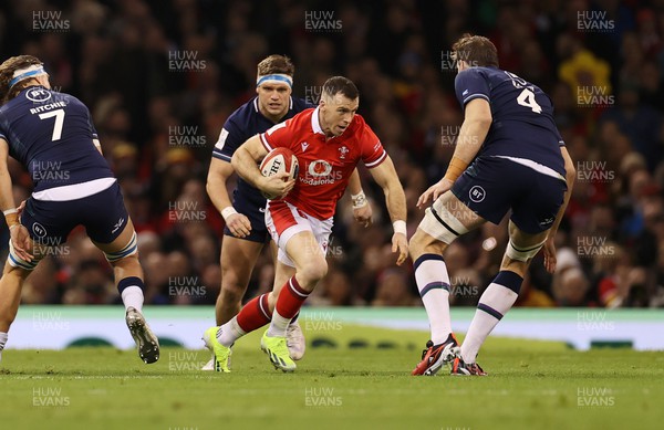 030224 - Wales v Scotland - Guinness 6 Nations 2024 - Gareth Davies of Wales takes on Richie Gray of Scotland 