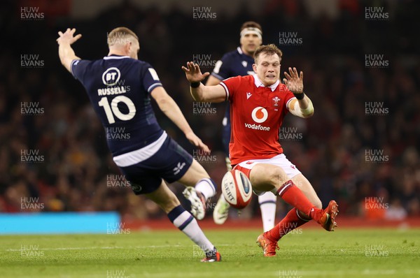 030224 - Wales v Scotland - Guinness 6 Nations 2024 - Finn Russell of Scotland is challenged by Nick Tompkins of Wales 