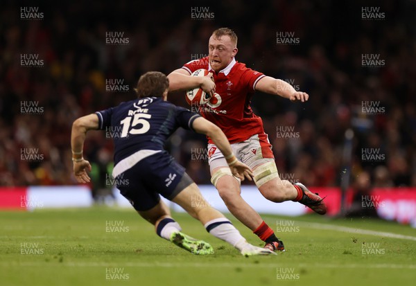 030224 - Wales v Scotland - Guinness 6 Nations 2024 - Tommy Reffell of Wales gets past Kyle Rowe of Scotland 