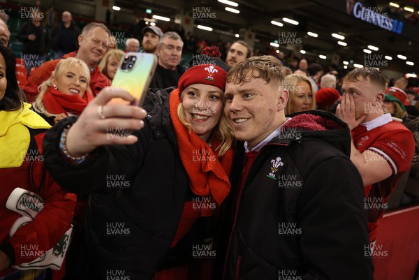 030224 - Wales v Scotland - Guinness 6 Nations 2024 - Sam Costelow of Wales with fans
