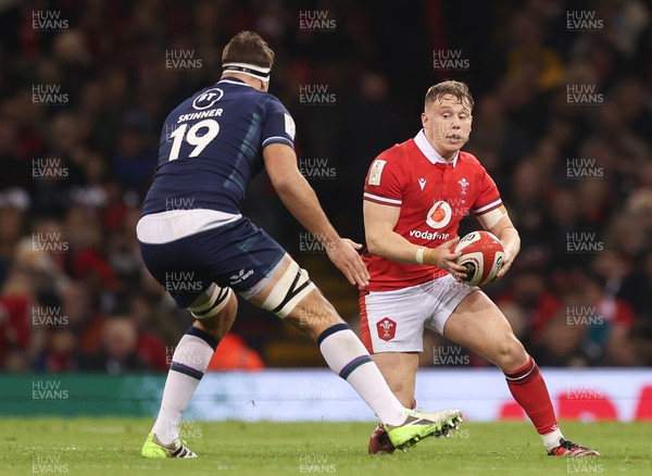 030224 - Wales v Scotland, Guinness Six Nations 2024 - Sam Costelow of Wales takes on Sam Skinner of Scotland