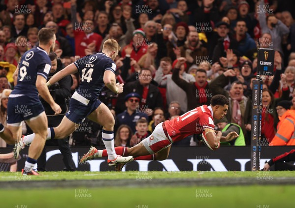 030224 - Wales v Scotland, Guinness Six Nations 2024 - Rio Dyer of Wales dives in to score try
