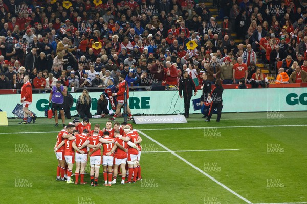 030224 - Wales v Scotland - Guinness Six Nations - The Wales team go into a huddle before the match