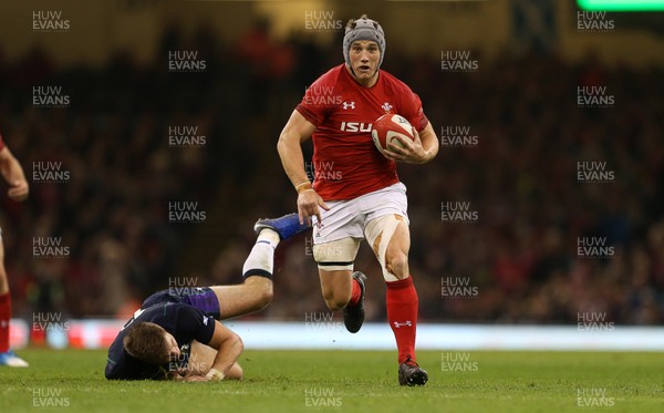 031118 - Wales v Scotland - Under Armour Series - Jonathan Davies of Wales breaks away to score a try