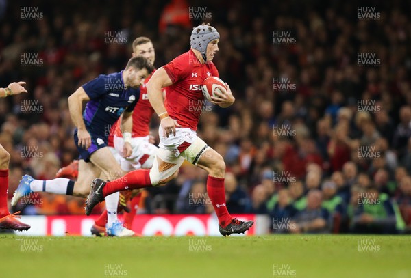 031118 - Wales v Scotland, Under Armour Series 2018 - Jonathan Davies of Wales races in to score try