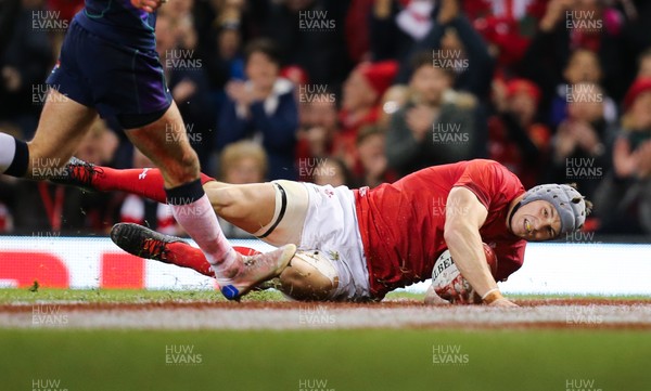 031118 - Wales v Scotland, Under Armour Series 2018 - Jonathan Davies of Wales races in to score try