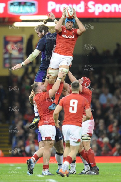 031118 - Wales v Scotland - Under Armour Series - Justin Tipuric of Wales wins clean line out ball