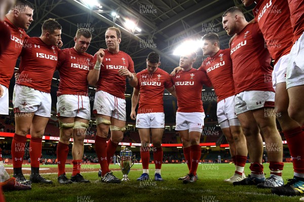031118 - Wales v Scotland - Under Armour Series - Alun Wyn Jones of Wales talks to players during a heddle with the Doddie Weir Cup