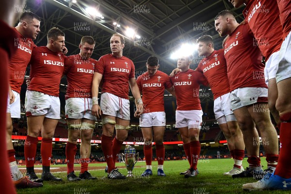 031118 - Wales v Scotland - Under Armour Series - Alun Wyn Jones of Wales talks to players during a heddle with the Doddie Weir Cup