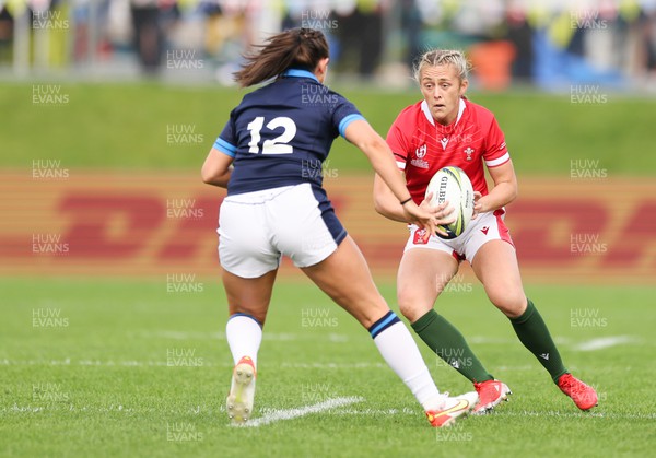 091022 - Wales v Scotland, Women’s Rugby World Cup 2021 Pool A - Hannah Jones of Wales takes on Lisa Thomson of Scotland
