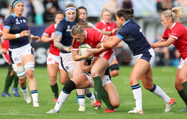 091022 - Wales v Scotland, Women’s Rugby World Cup 2021 Pool A - Hannah Jones of Wales tests the Scottish defence