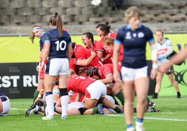 091022 - Wales v Scotland, Women’s Rugby World Cup 2021 Pool A - Wales players celebrate as they score the opening try