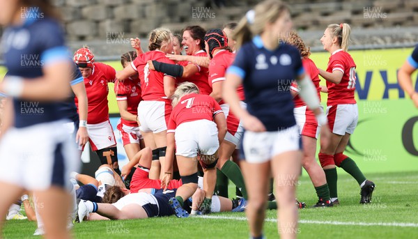 091022 - Wales v Scotland, Women’s Rugby World Cup 2021 Pool A - Wales players celebrate as they score the opening try