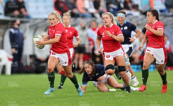 091022 - Wales v Scotland, Women’s Rugby World Cup 2021 Pool A - Megan Webb of Wales breaks away