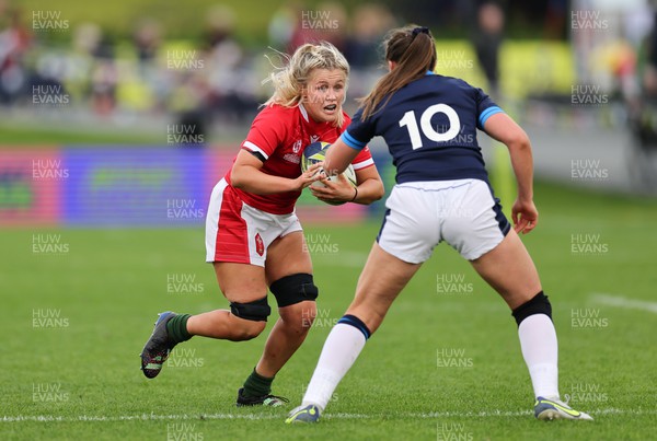 091022 - Wales v Scotland, Women’s Rugby World Cup 2021 Pool A - Alex Callender of Wales takes on Helen Nelson of Scotland