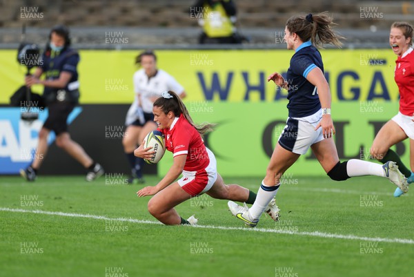 091022 - Wales v Scotland, Women’s Rugby World Cup 2021 Pool A - Kayleigh Powell of Wales races in to score try
